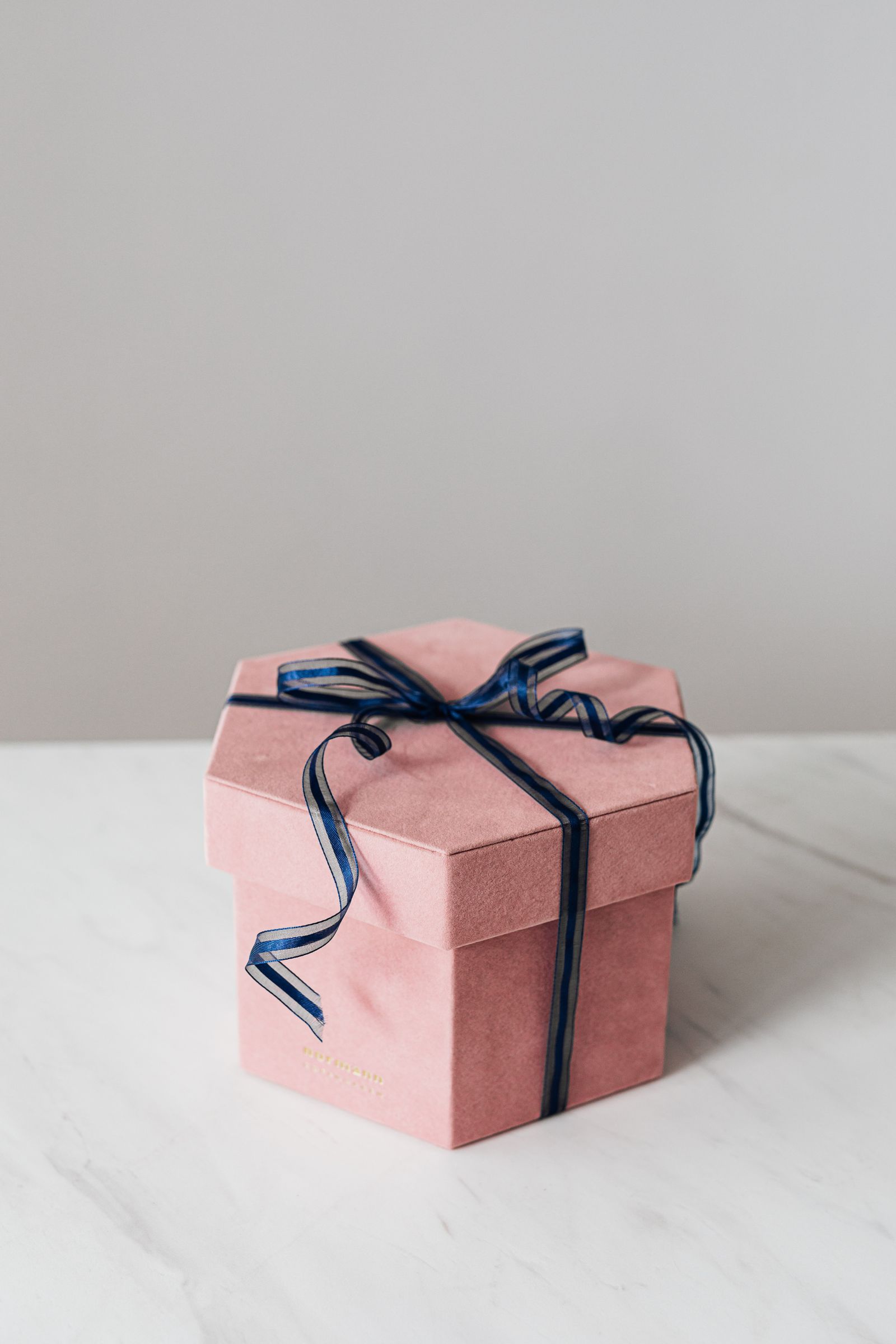 Coffret cadeau élégant noué d'un ruban, idée de cadeau de naissance