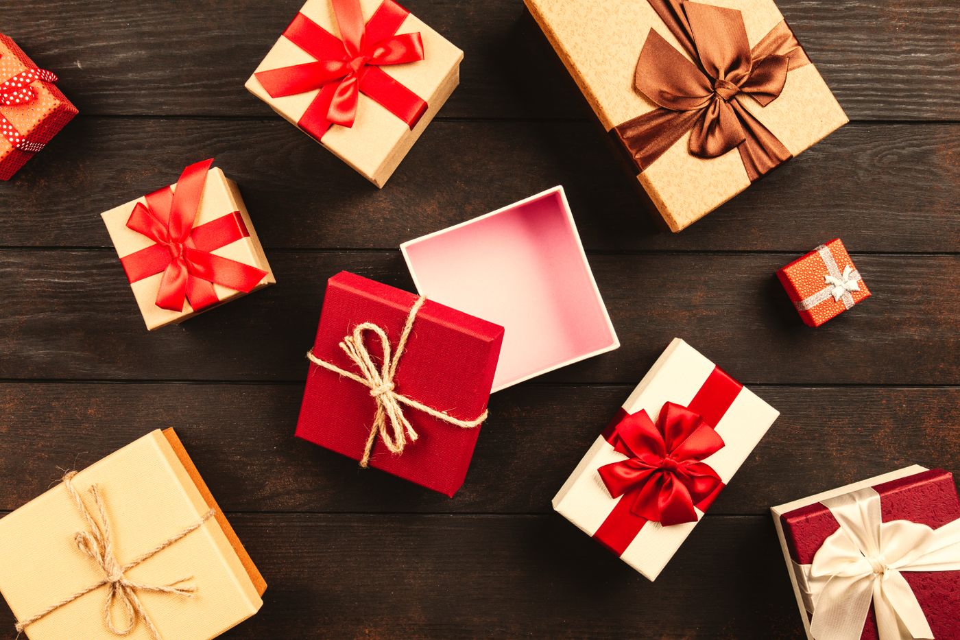 Coffret cadeau noué d'un ruban, box de naissance