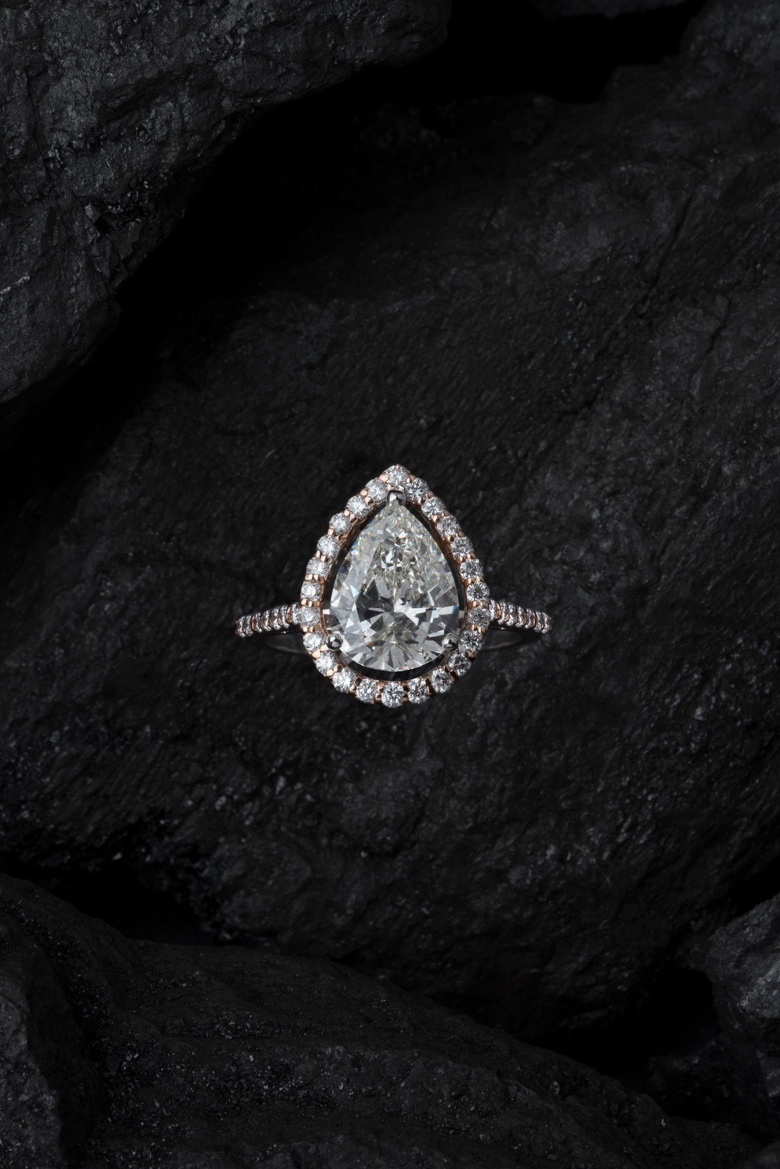 Bague ornée d'un diamant, pierre de naissance d'avril