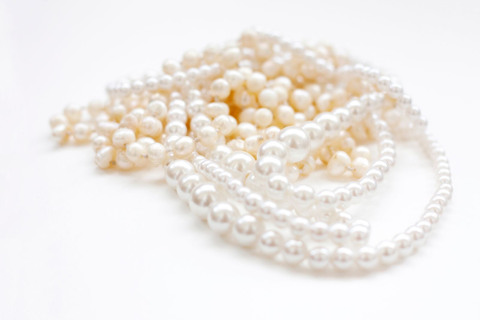 Collier de perles blanches, pierre de naissance de juin