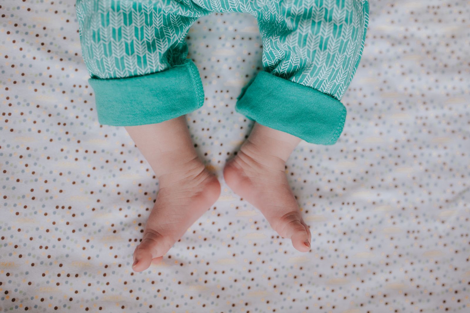 Gros plan sur les pieds d'un nouveau-né, symbole de la naissance