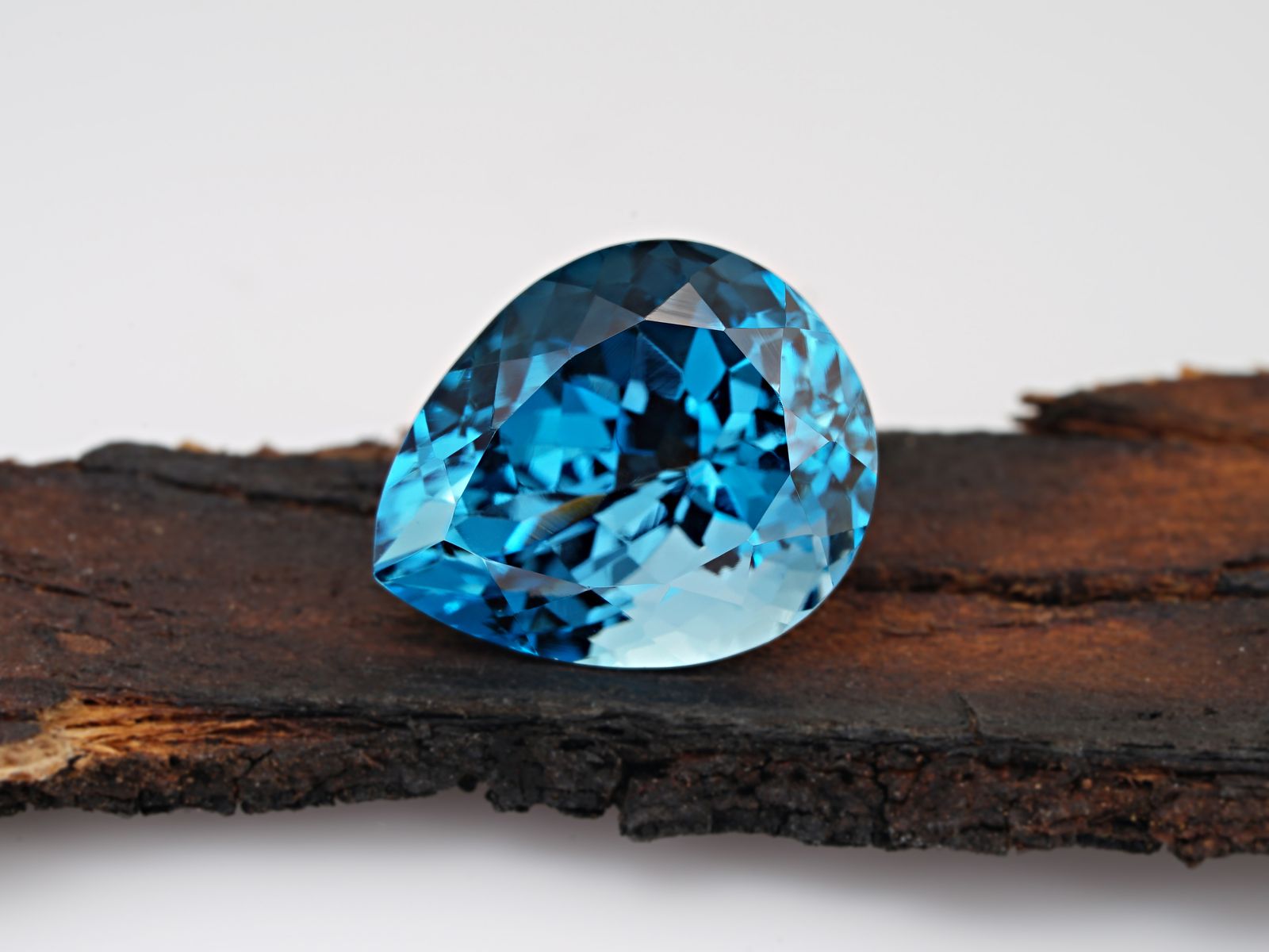 Topaze bleue en gros plan, pierre de naissance de novembre