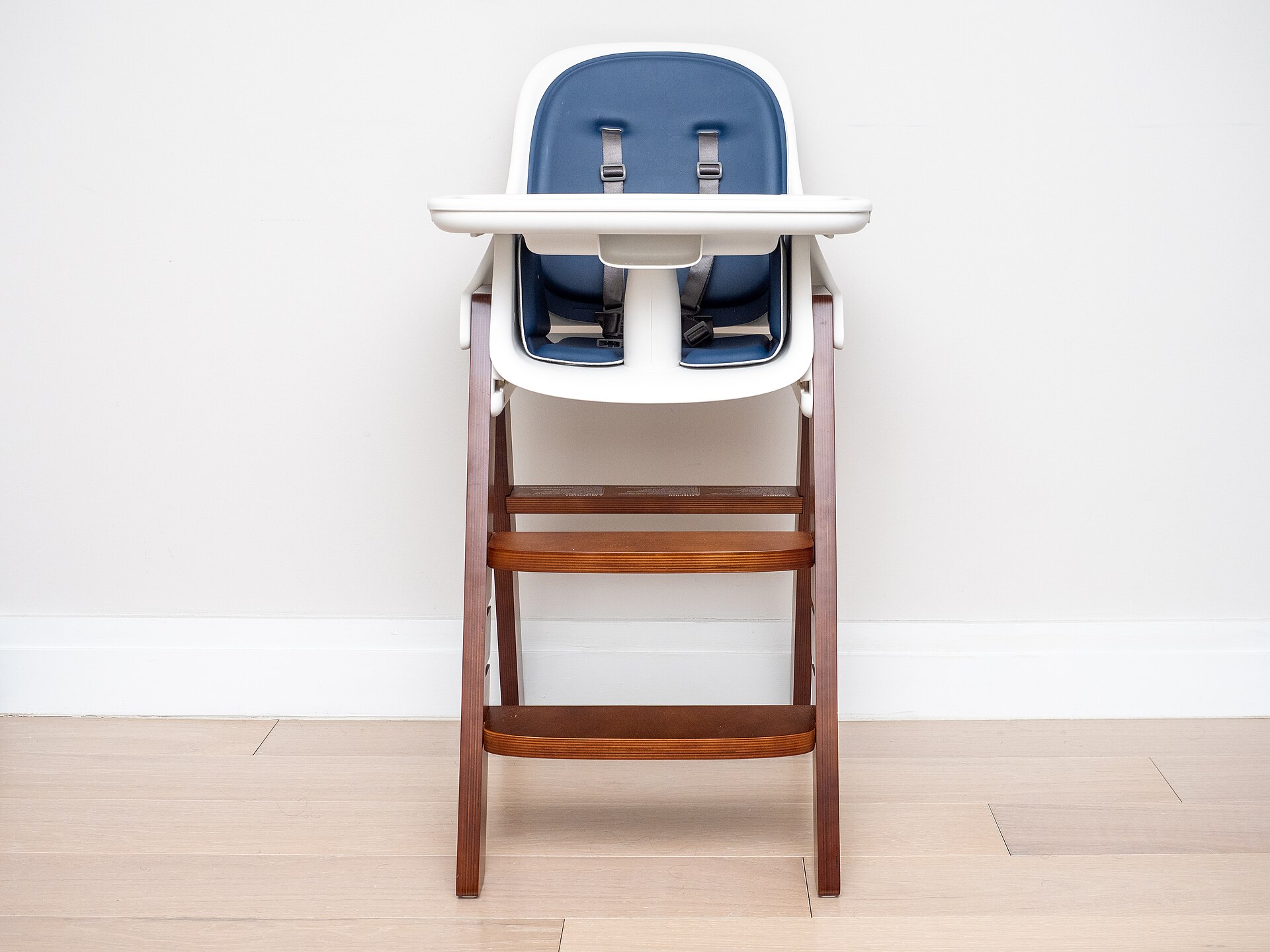 Une chaise haute pour bébé installée dans une cuisine, prête pour le repas