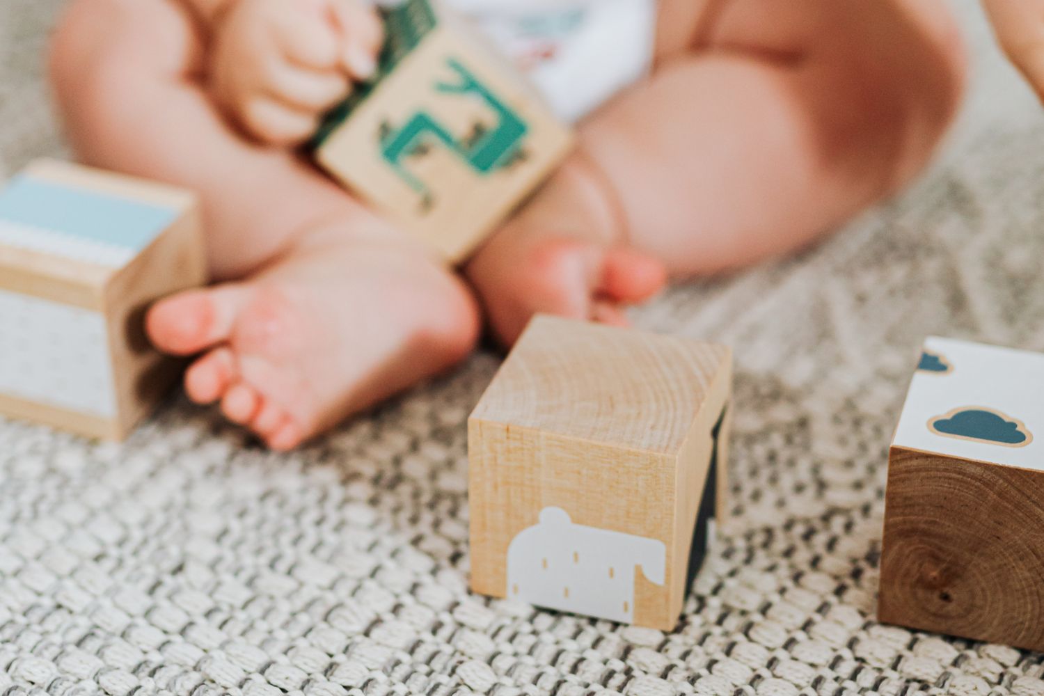 Jouets d’éveil de bébé : quoi offrir mois par mois (0 à 12 mois)