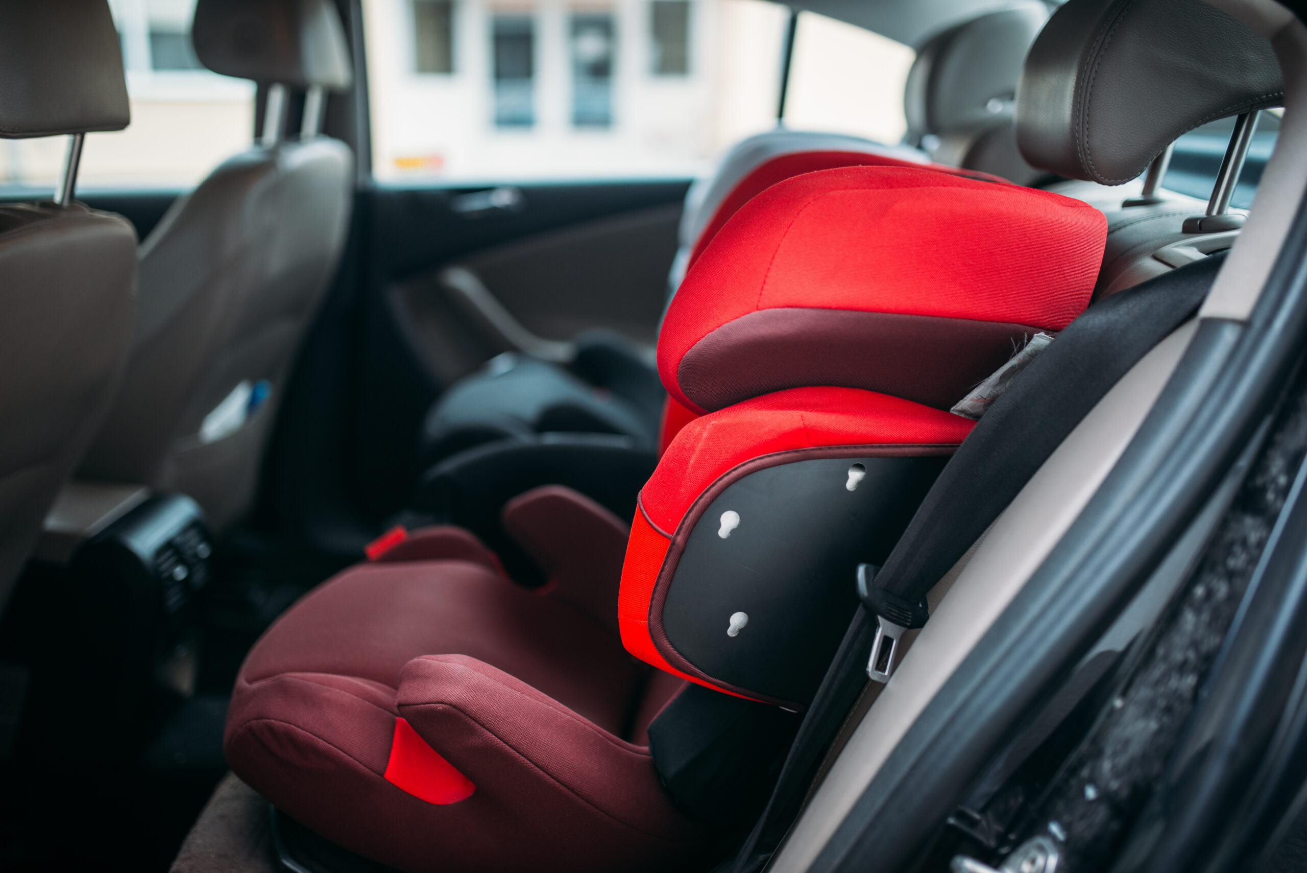 Siège auto pour bébé fixé sur la banquette d'une voiture