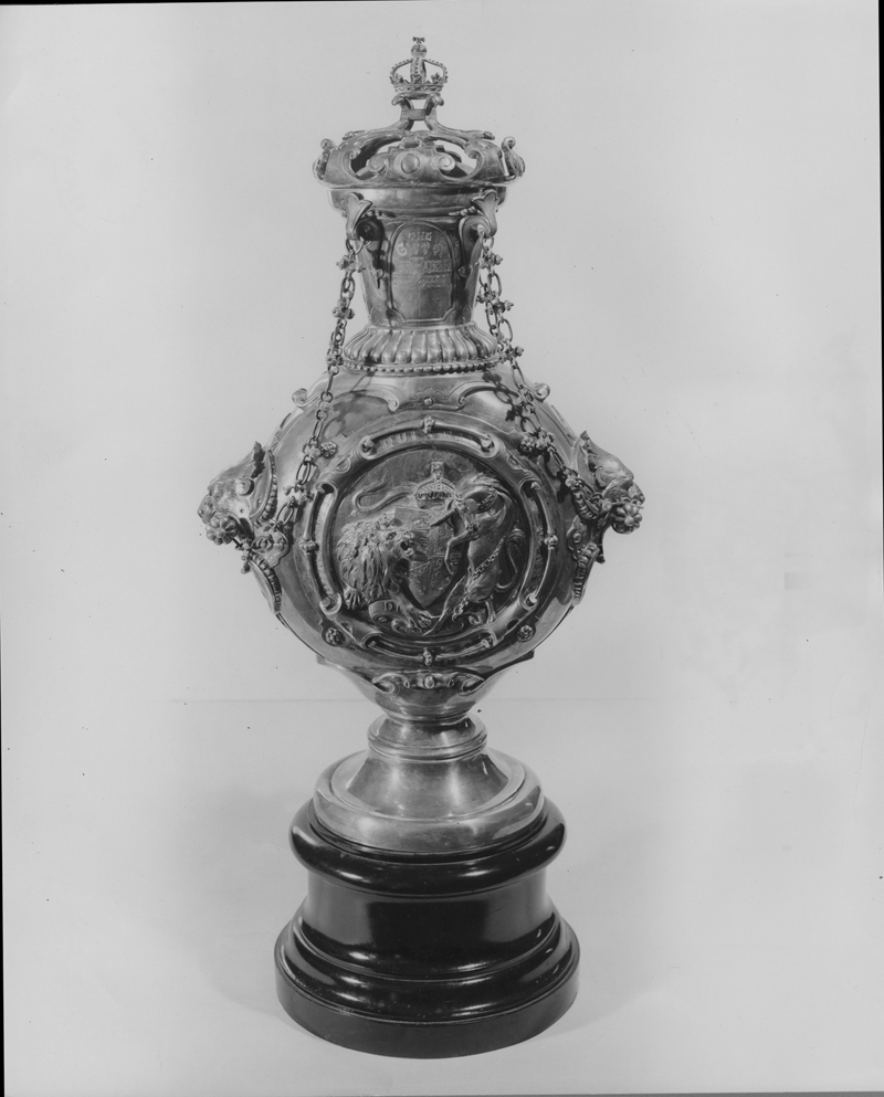 Timbale de naissance ancienne en argent gravé