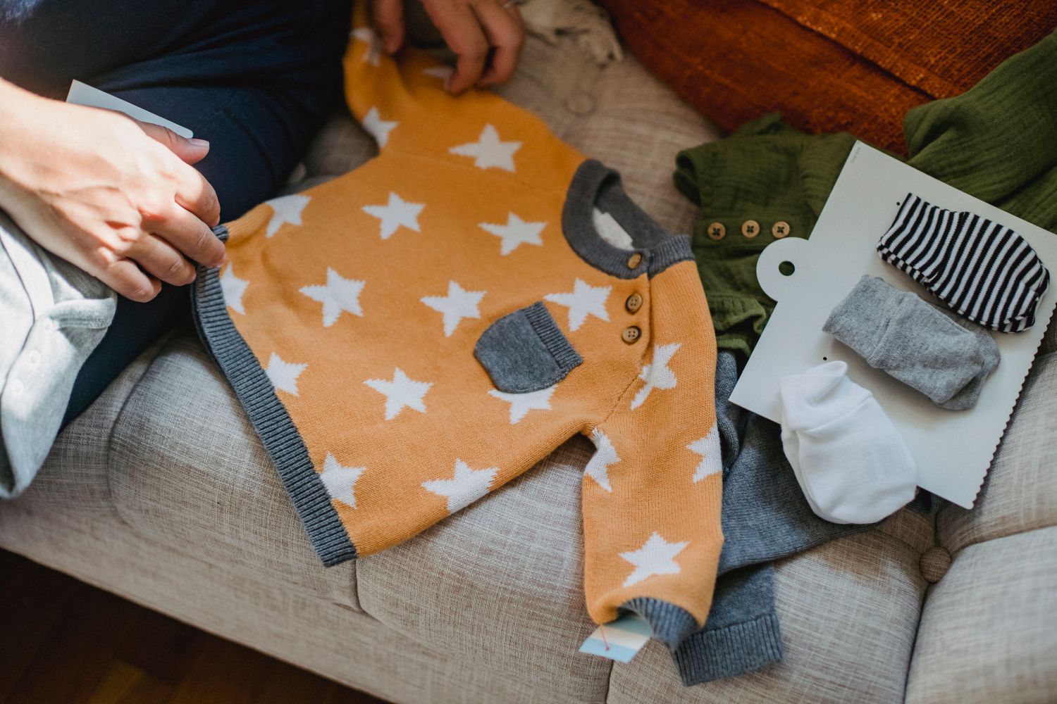 Le trousseau de naissance : la liste des vêtements bébé, taille par taille