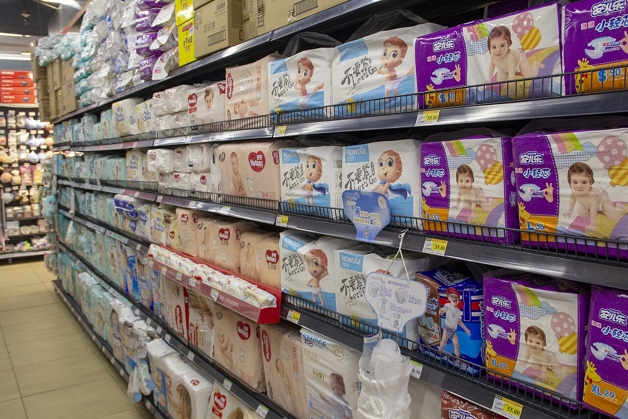 Paquets de couches jetables pour bébé rangés sur une étagère